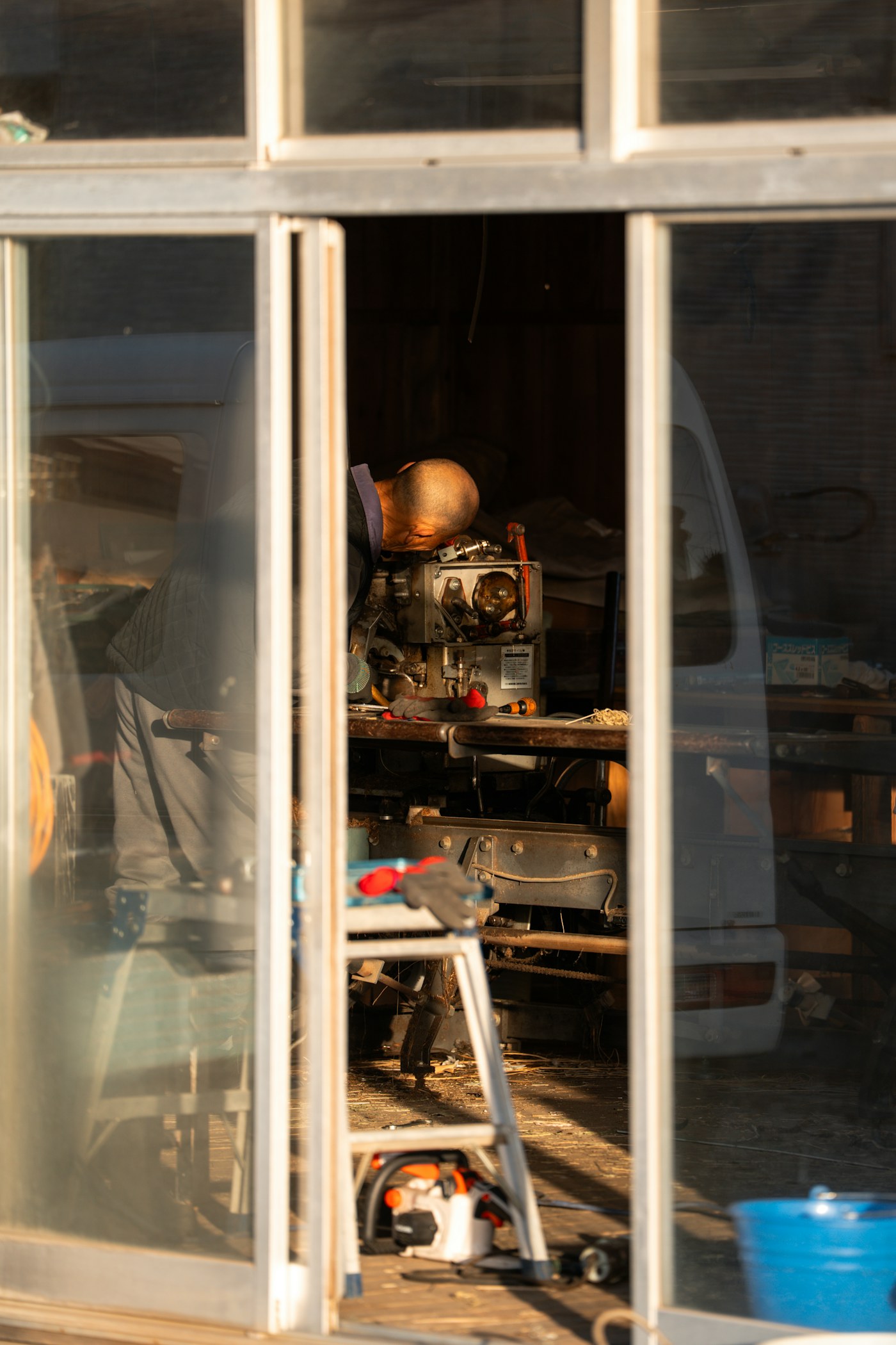 Vakman met gereedschap en servicebus