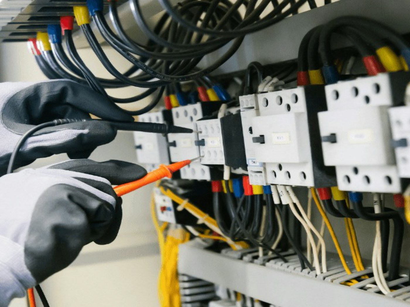 Technicus bij een elektrische installatie